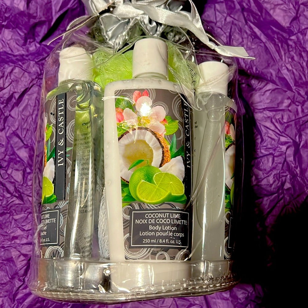 Ivy & Castle 8 Piece Bath Collection (New with Tags)